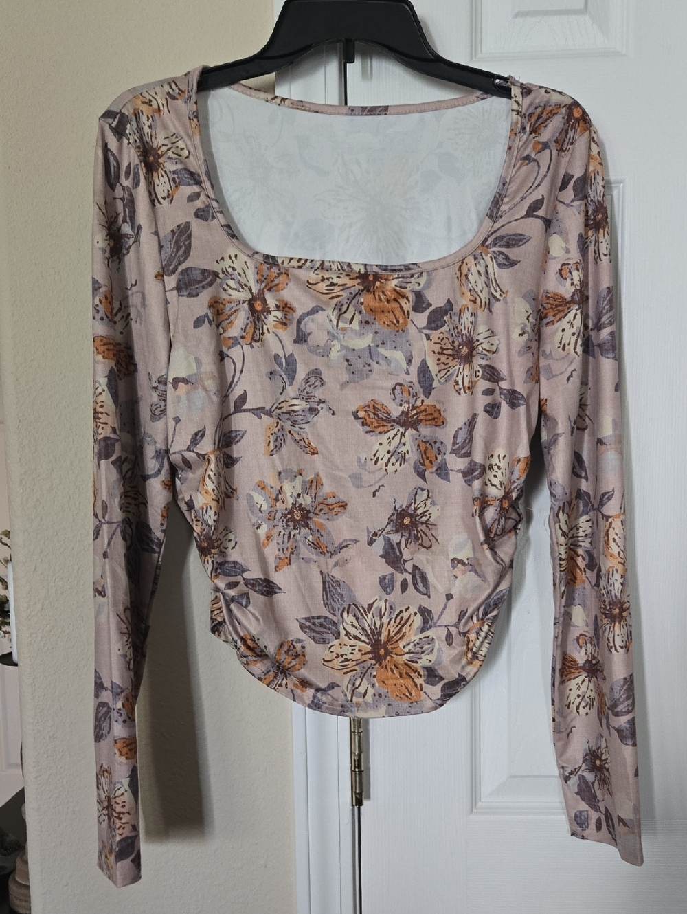 Women’s Light Mauve Floral Scoop-Neck Long Sleeve Tee